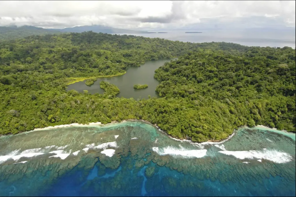 Leggi le notizie e guarda la cartina e le foto.